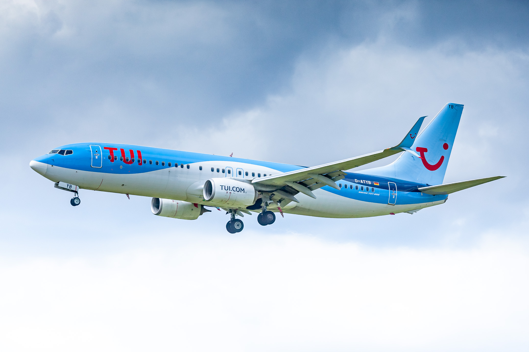 Tuifly Boeing 737-800 "D-ATYB" on short final for runway 23L at Düsseldorf Airport, May 2021