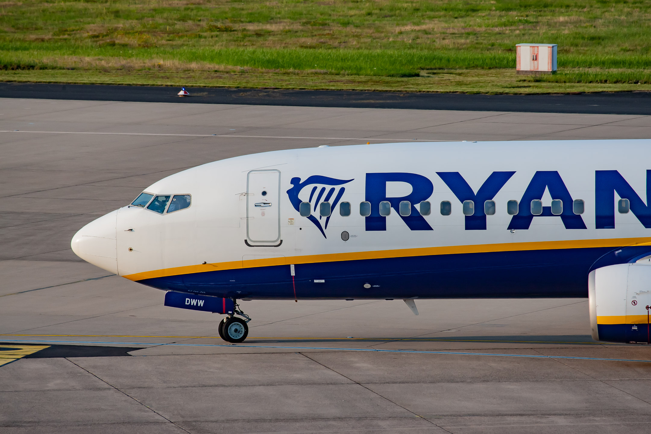 Ryanair Boeing 737-800 "EI-DWW" taxiing to the gate at Köln Bonn Airport, July 2021