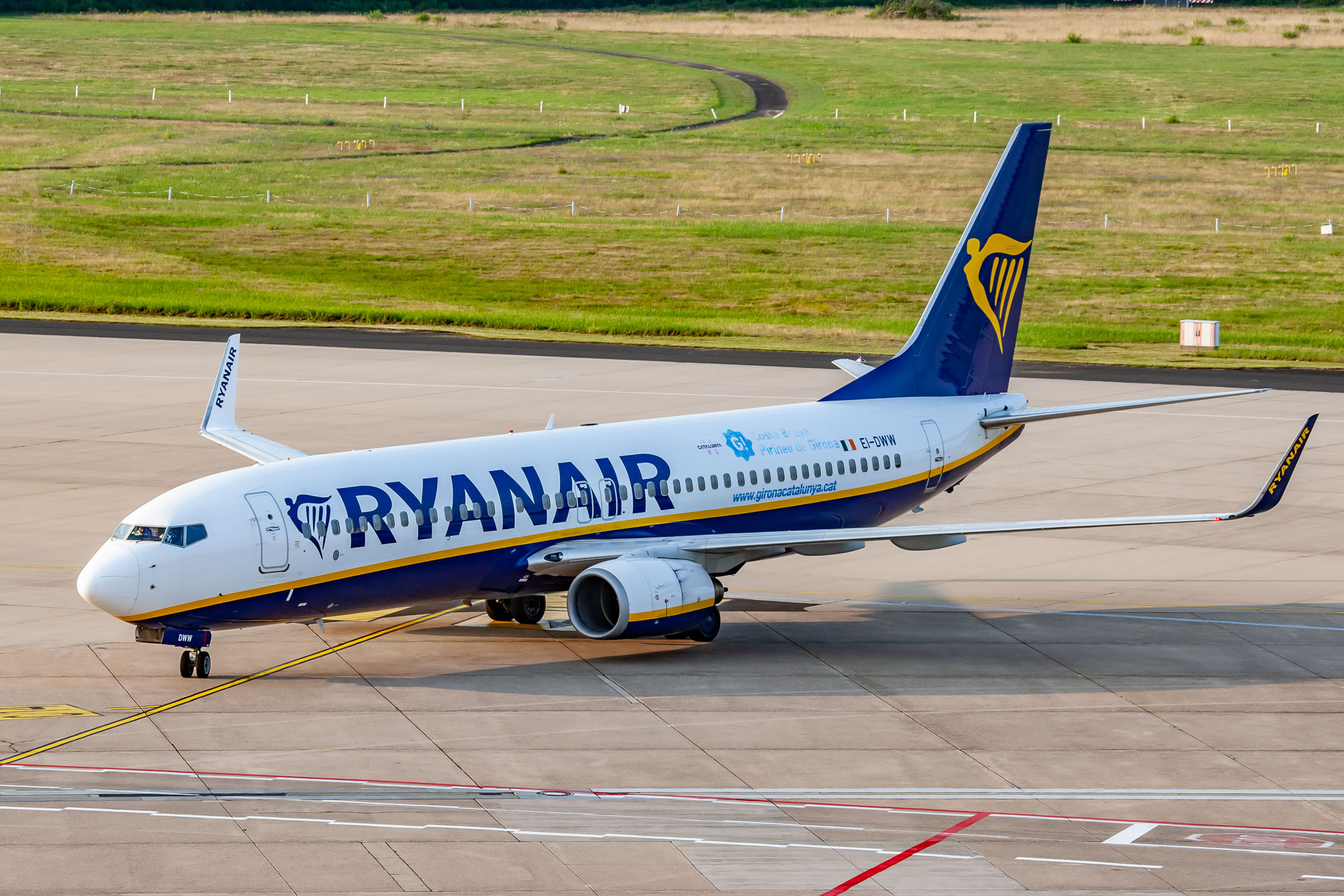 Ryanair Boeing 737-800 "EI-DWW" taxiing to the gate at Köln Bonn Airport, July 2021