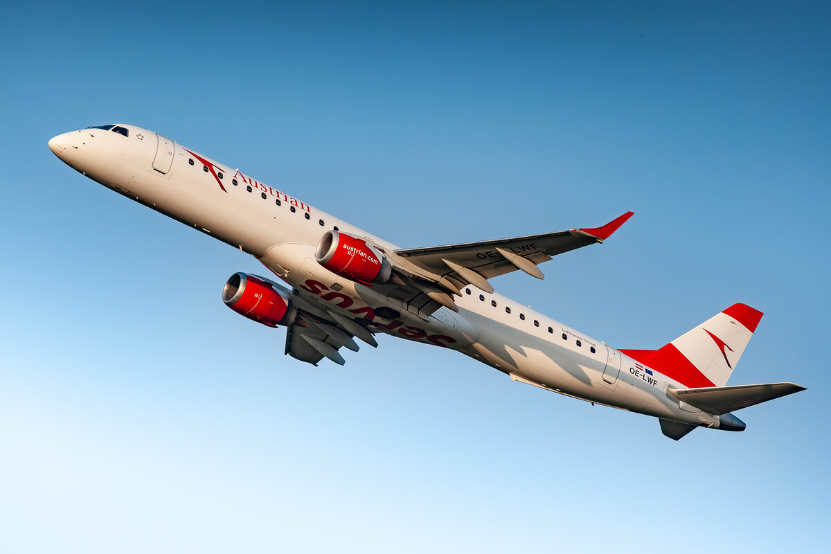 Austrian Airlines Embraer ERJ-195LR "OE-LWF" taking off from runway 32R at Köln Bonn Airport, July 2021