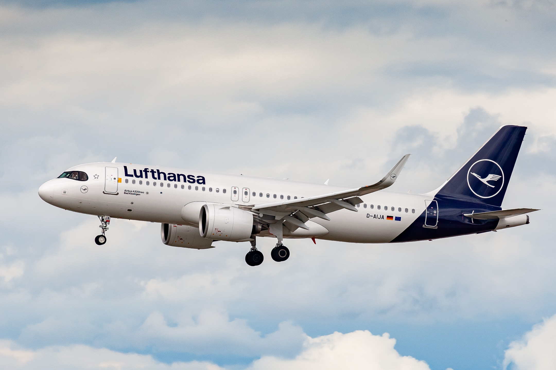 Lufthansa Airbus A320neo "D-AIJA" on short final for runway 25C at Frankfurt Airport, August 2021.