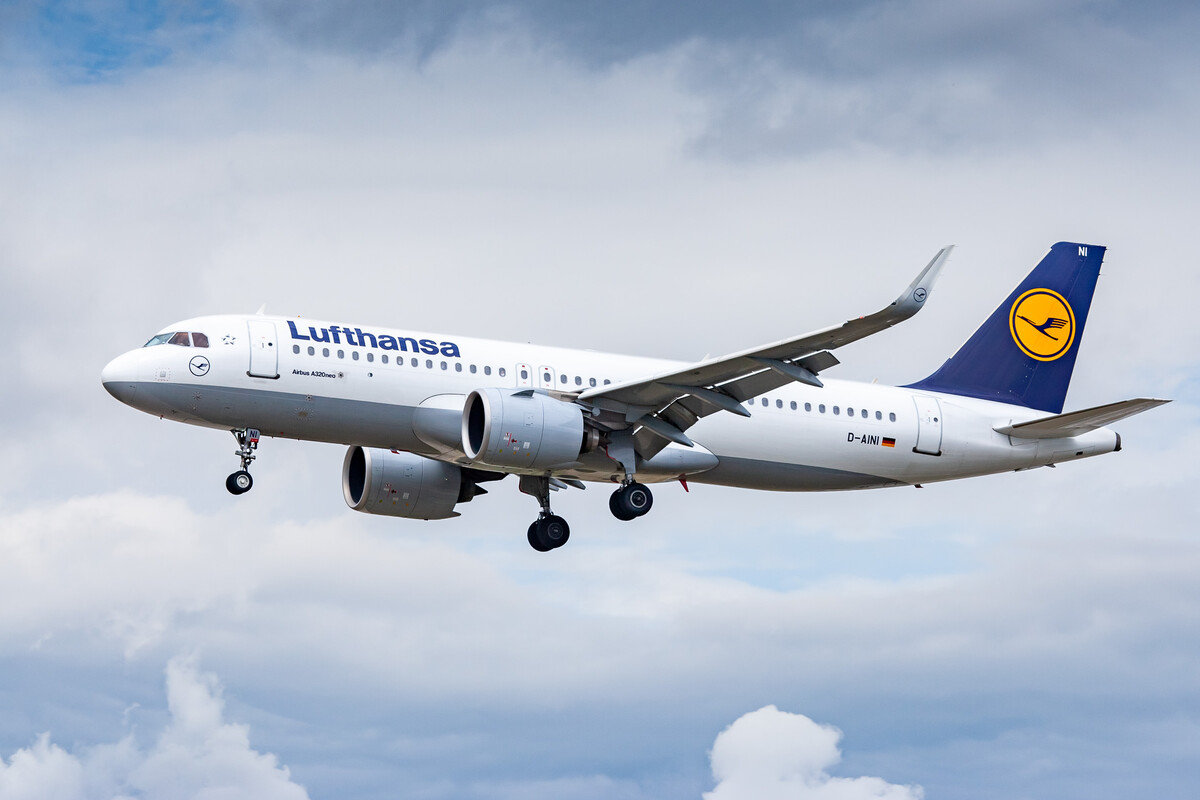 Lufthansa Airbus A320neo "D-AINI" coming in on short final for runway 25 center at Frankfurt Airport on a cloudy summer afternoon, August 2021