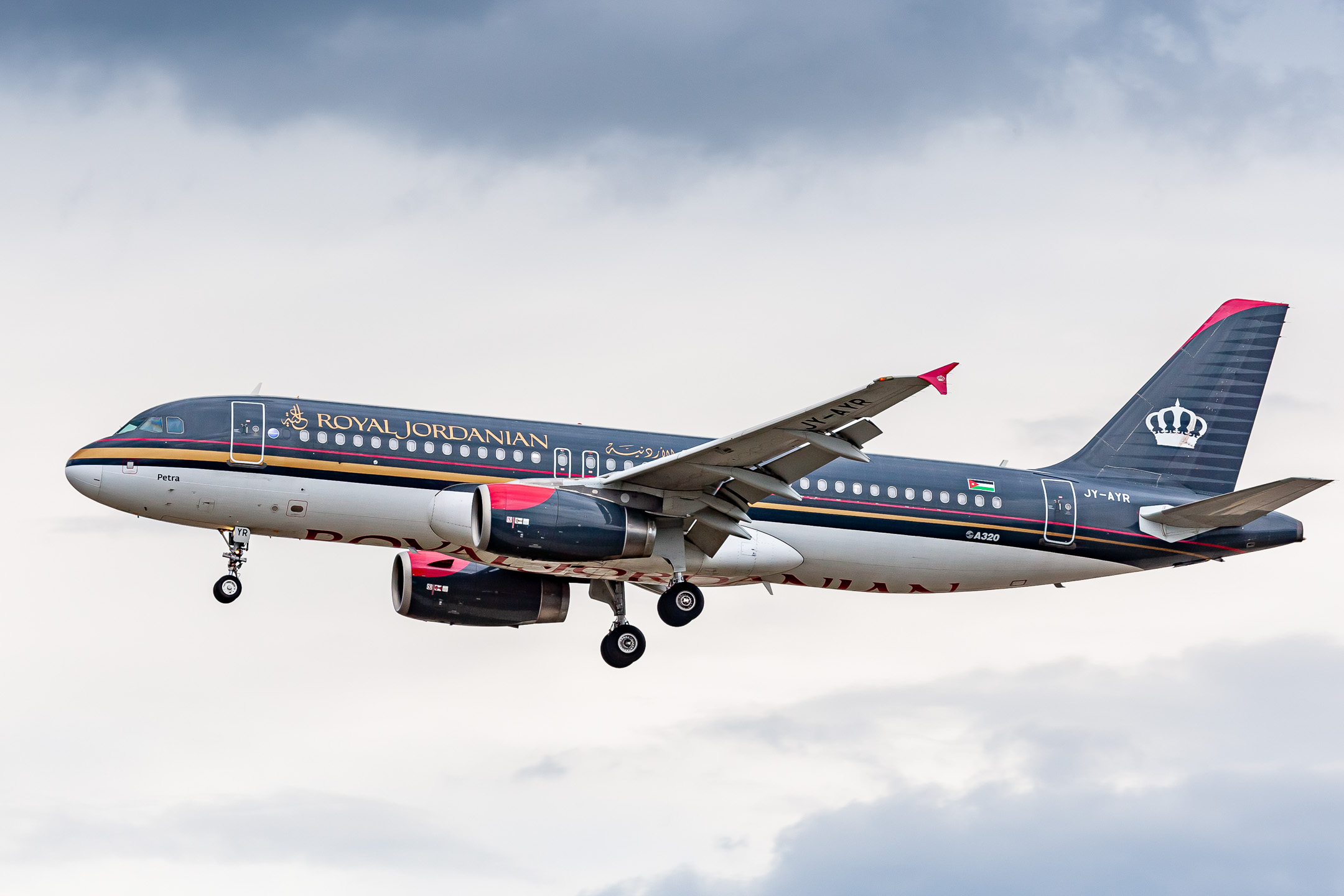 Royal Jordanian Airbus A320-200 "JY-AYR" on short final for runway 25 center at Frankfurt Airport on a cloudy summer afternoon, August 2021