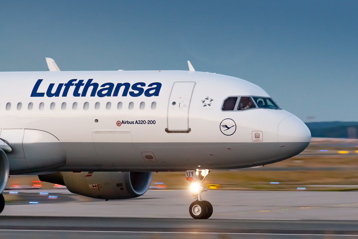 Lufthansa Airbus 320-200 "D-AIUY" accelerating on runway 18 at Frankfurt Airport on a warm summer evening, August 2021.