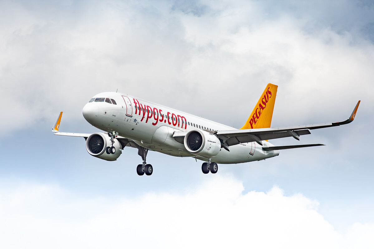 Pegasus Airlines Airbus A320neo "TC-NCE" coming in on short final for runway 25C at Frankfurt Airport, August 2021