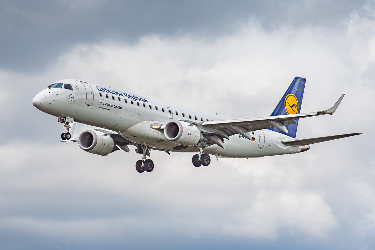 Lufthansa Embraer ERJ-190LR "D-AECC" on short final for runway 24C at Frankfurt Airport, August 2021