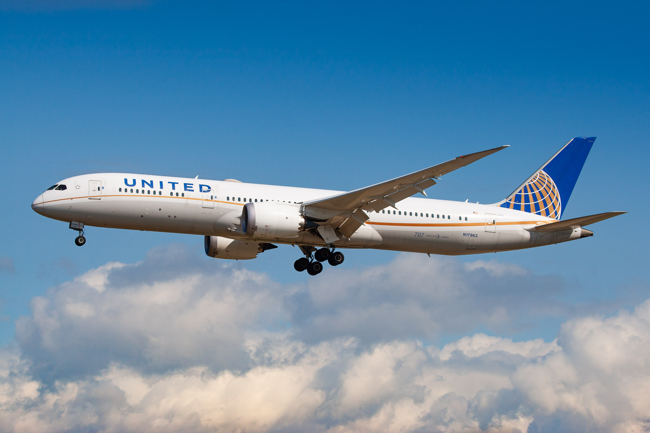 United Boeing 787-9 Dreamliner "N17963" on short final for runway 25C at Frankfurt Airport, August 2021