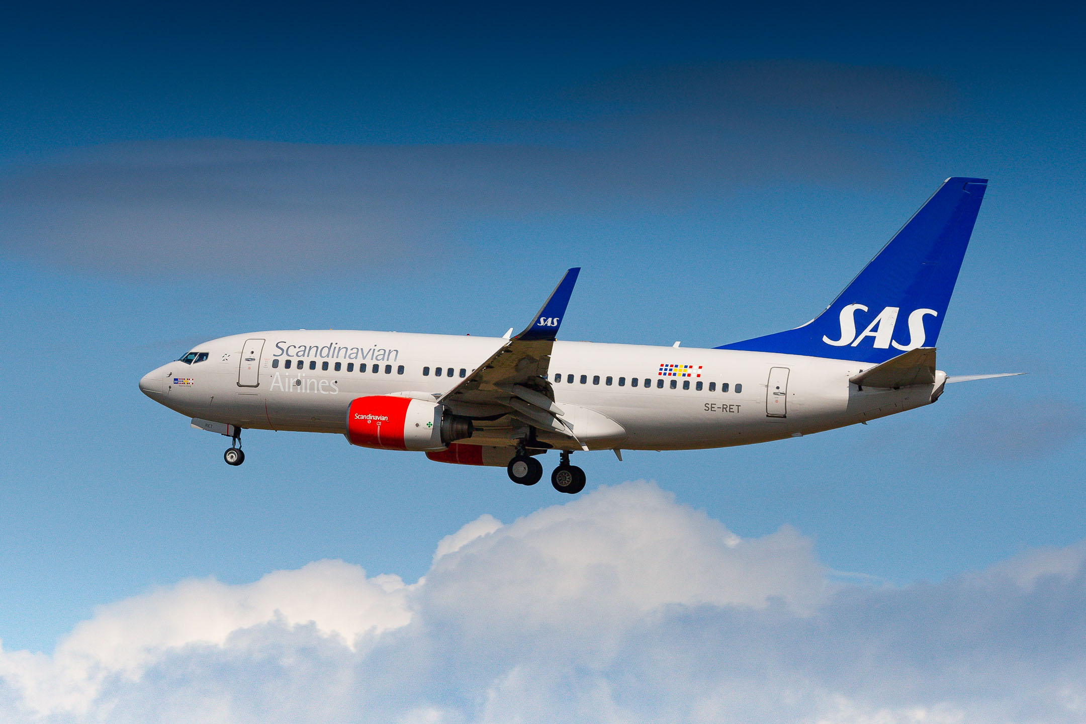 SAS Scandinavian Airlines Boeing 737-700 "SE-RET" on short final for runway 25C at Frankfurt Airport, August 2021