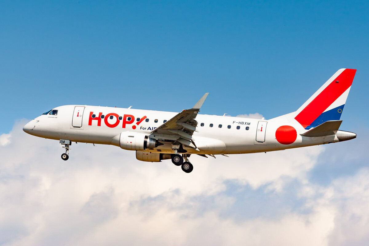 Air France Hop Embraer ERJ-170 "F-HBXM" on short final for runway 25C at Frankfurt Airport, August 2021.