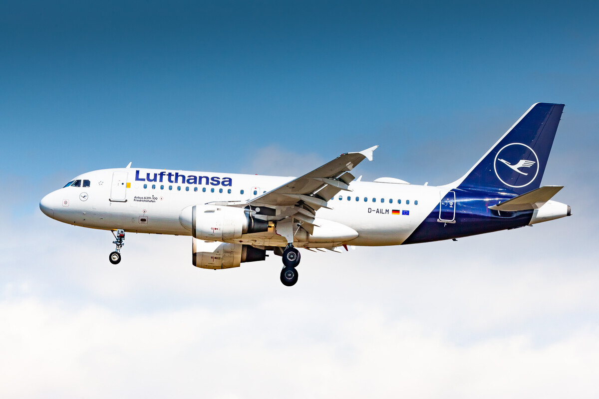 Lufthansa Airbus A319-100 "D-AILM" on short final for runway 25 center on a bright and hot summer afternoon at Frankfurt Airport, August 2021