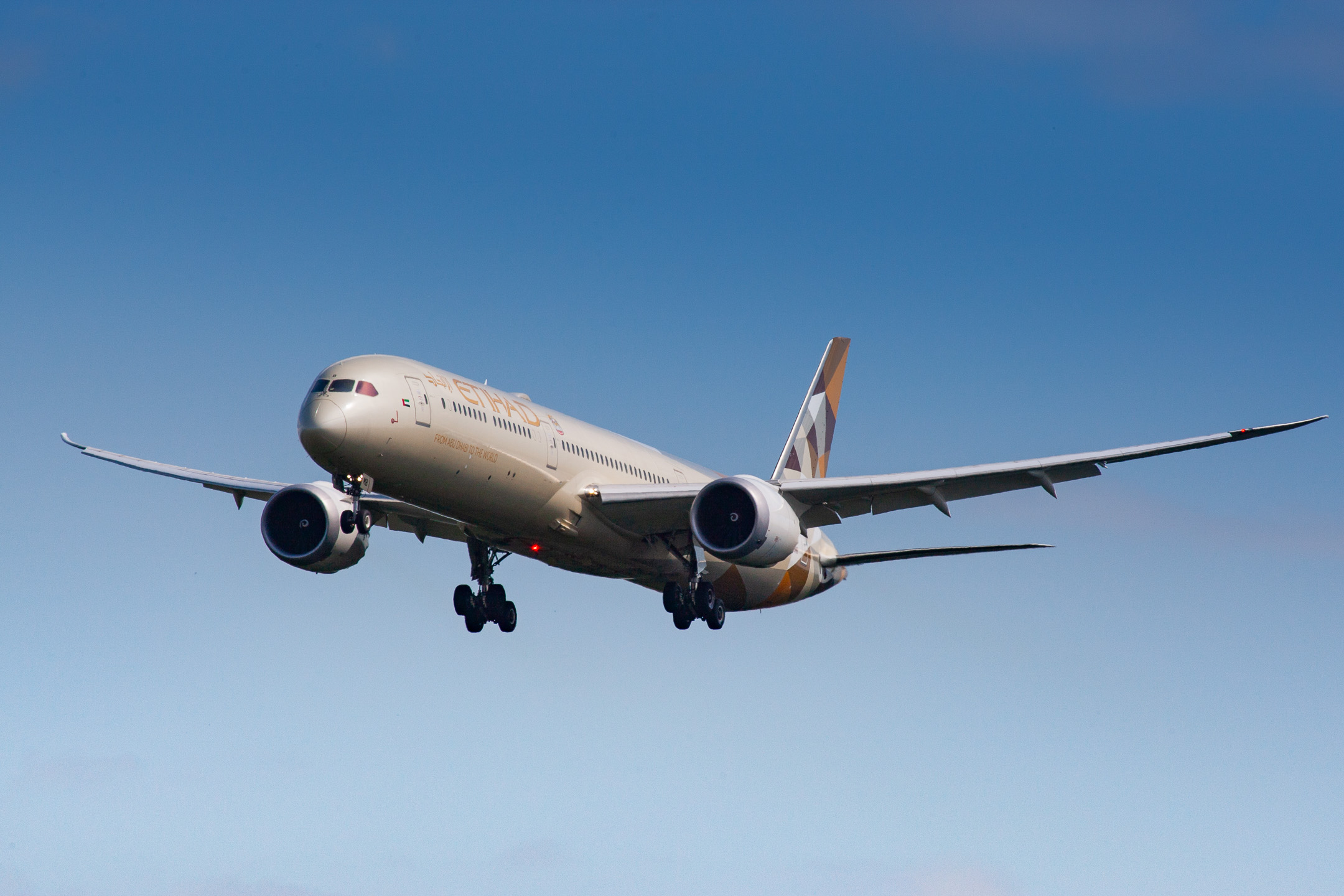 Etihad Boeing 787-10 Dreamliner "A6-BMB" coming in on short final for runway 25C at Frankfurt Airport, August 2021