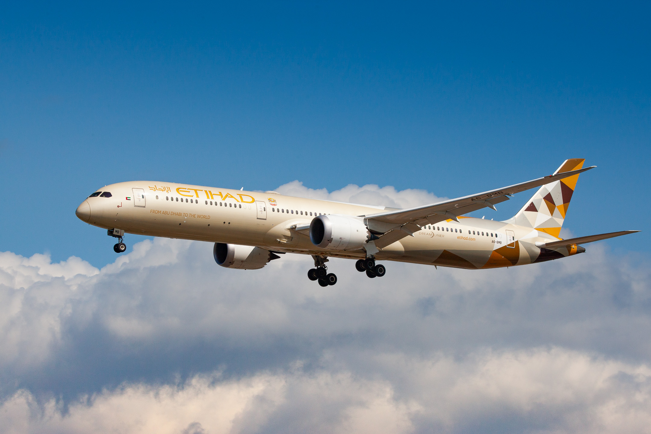 Etihad Boeing 787-10 Dreamliner "A6-BMB" coming in on short final for runway 25C at Frankfurt Airport, August 2021