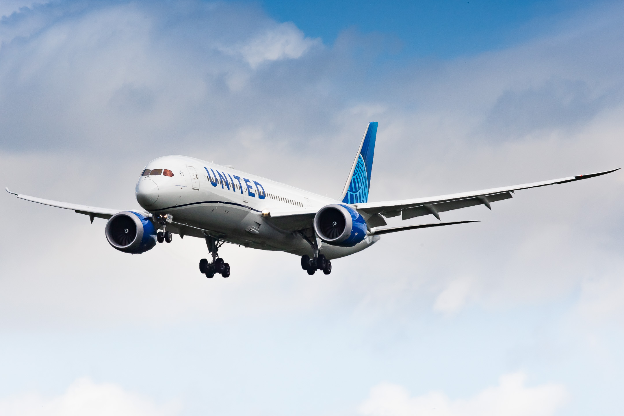 United Airlines Boeing 787-9 Dreamliner "N24980" on short final for runway 25C at Frankfurt Airport, August 2021