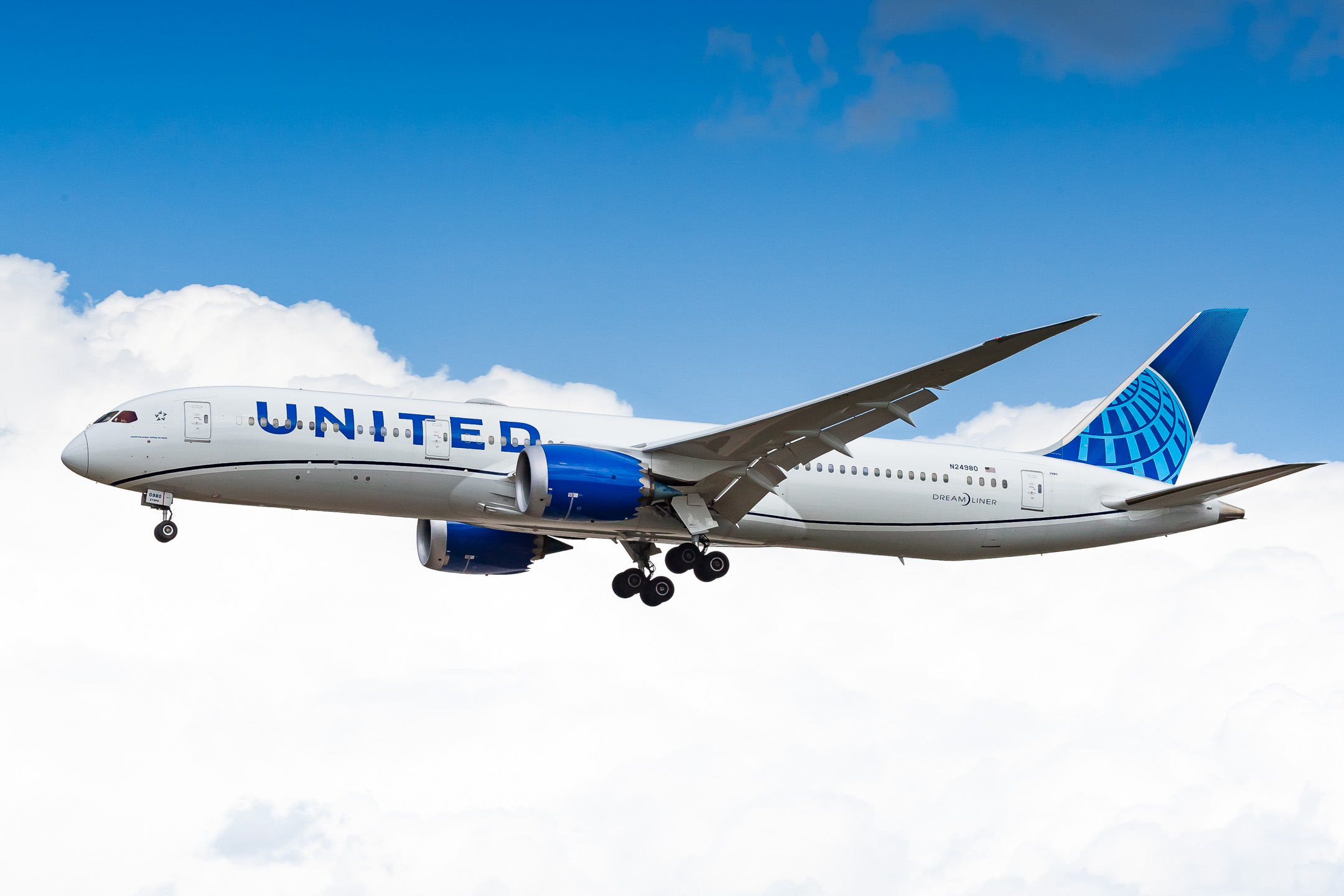 United Airlines Boeing 787-9 Dreamliner "N24980" on short final for runway 25C at Frankfurt Airport, August 2021