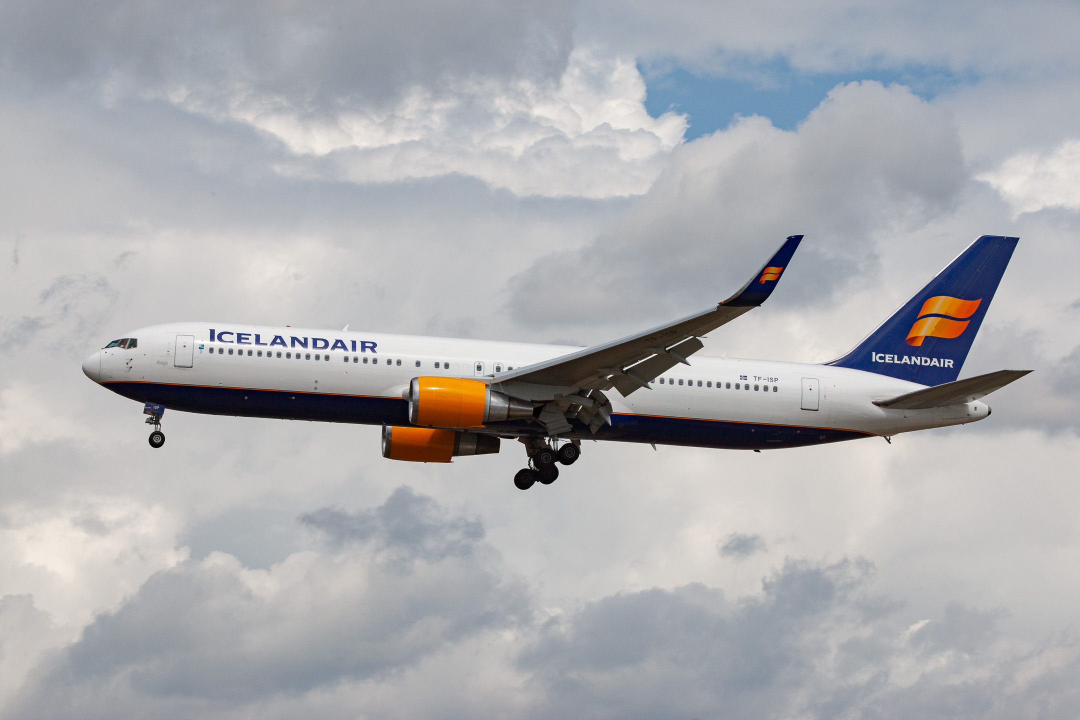 Icelandair Boeing 767 "TF-ISP" arriving at Frankfurt Airport, August 2021.