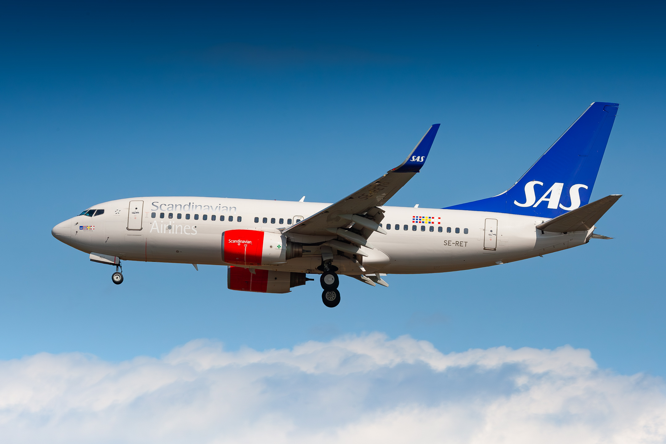 SAS Scandinavian Airlines Boeing 737-700 "SE-RET" on short final for runway 25C at Frankfurt Airport, August 2021