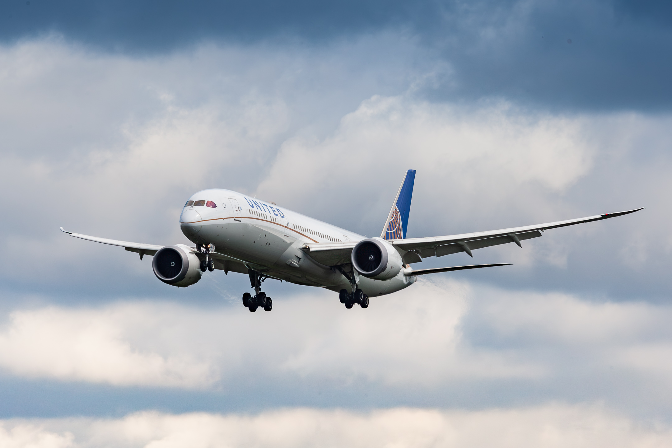 United Airlines Boeing 787-9 Dreamliner "N26967" on short final for runway 25C at Frankfurt Airport, August 2021