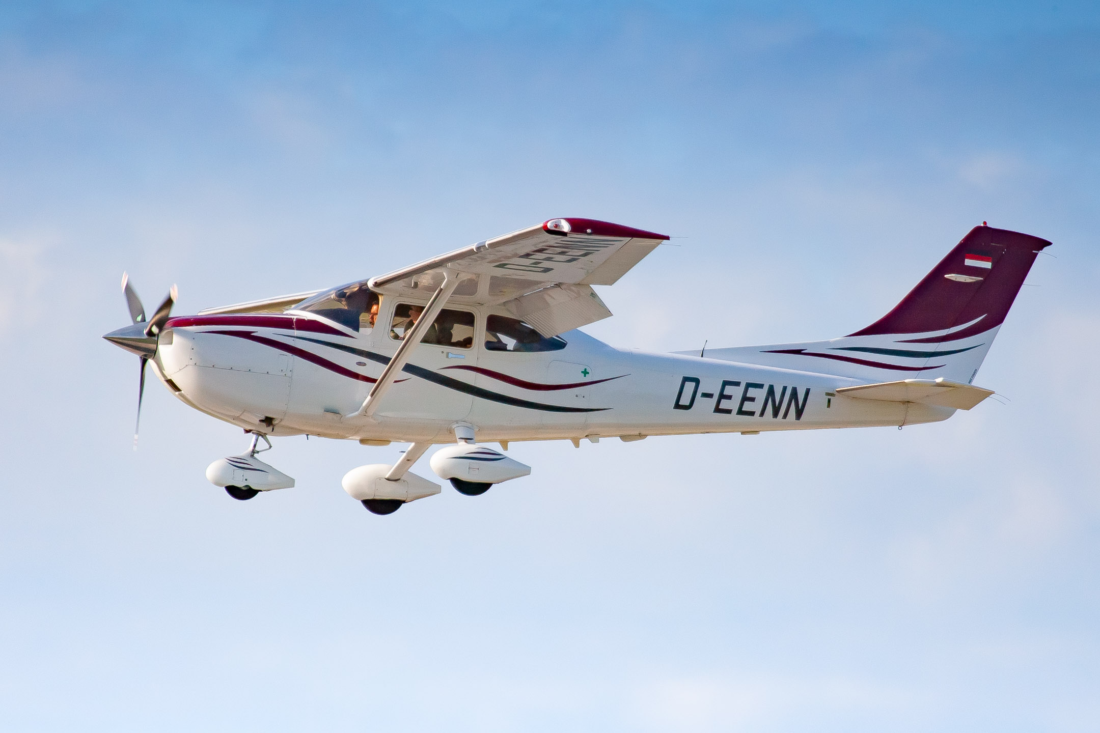 Private Cessna 182 (Registration "D-EENN") at Stuttgart Airport / STR