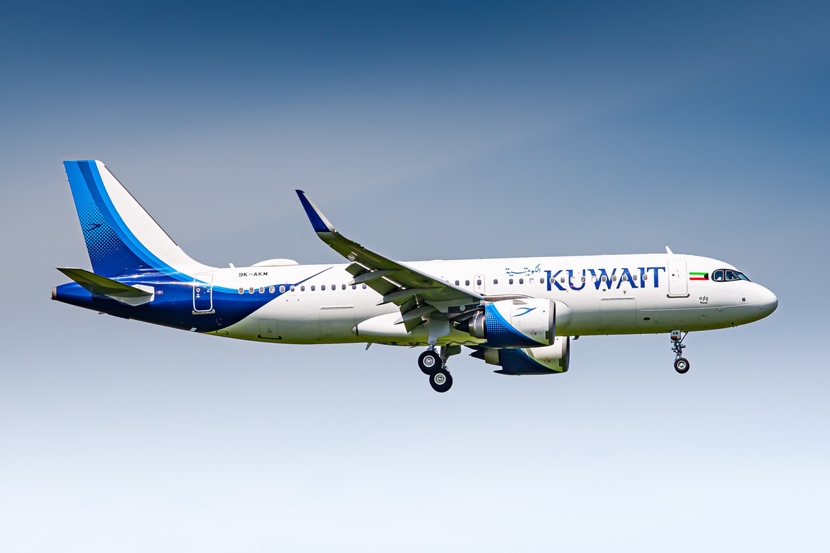 Kuwait Airways Airbus A320neo "9K-AKM" coming in on runway 08 right at München Airport on a hot summer afternoon, August 2021.