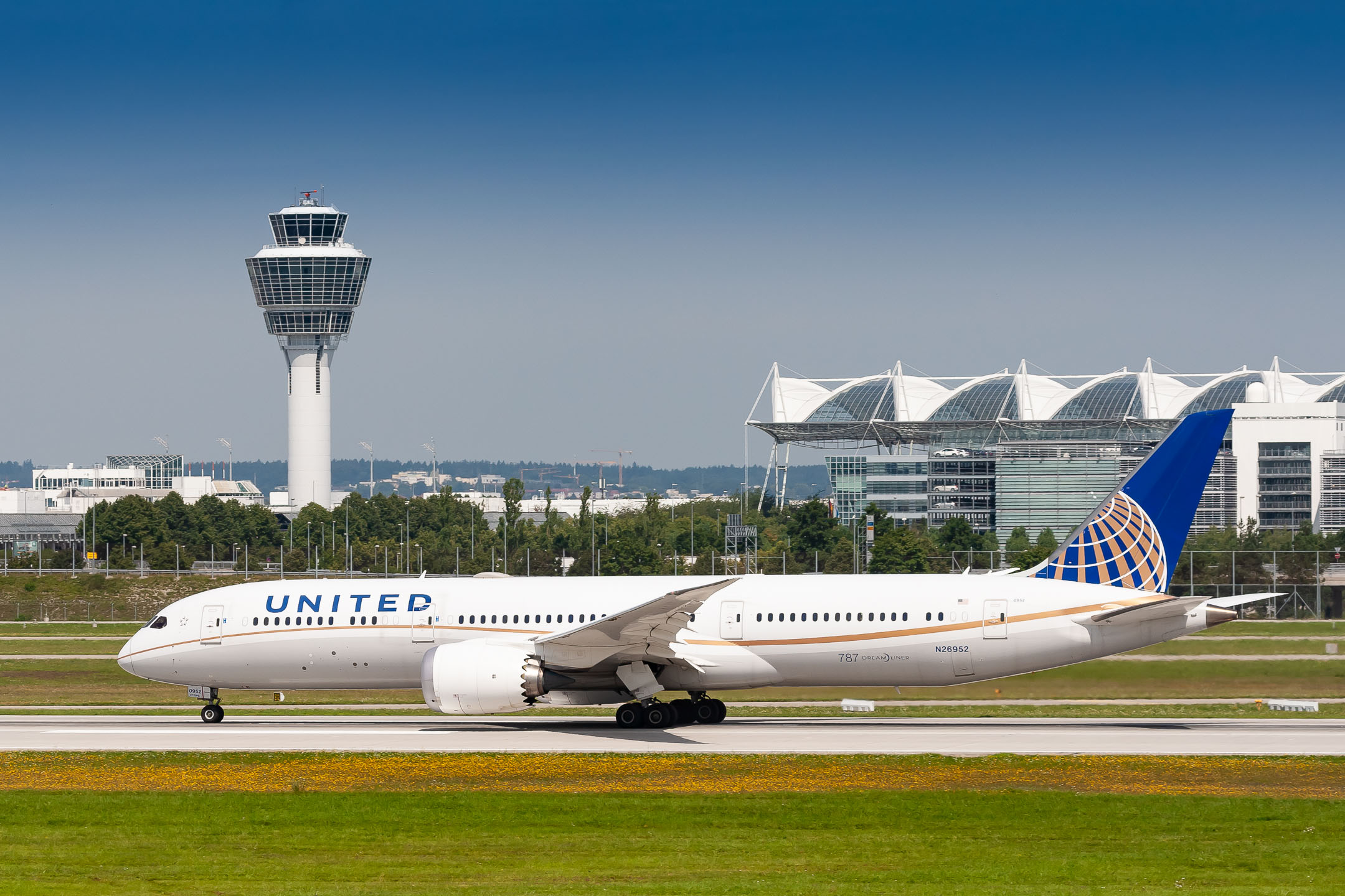 United Boeing 787-9 Dreamliner "N26952" accelerating on runway 26 left at München Airport on a very hot summer afternoon, August 2021