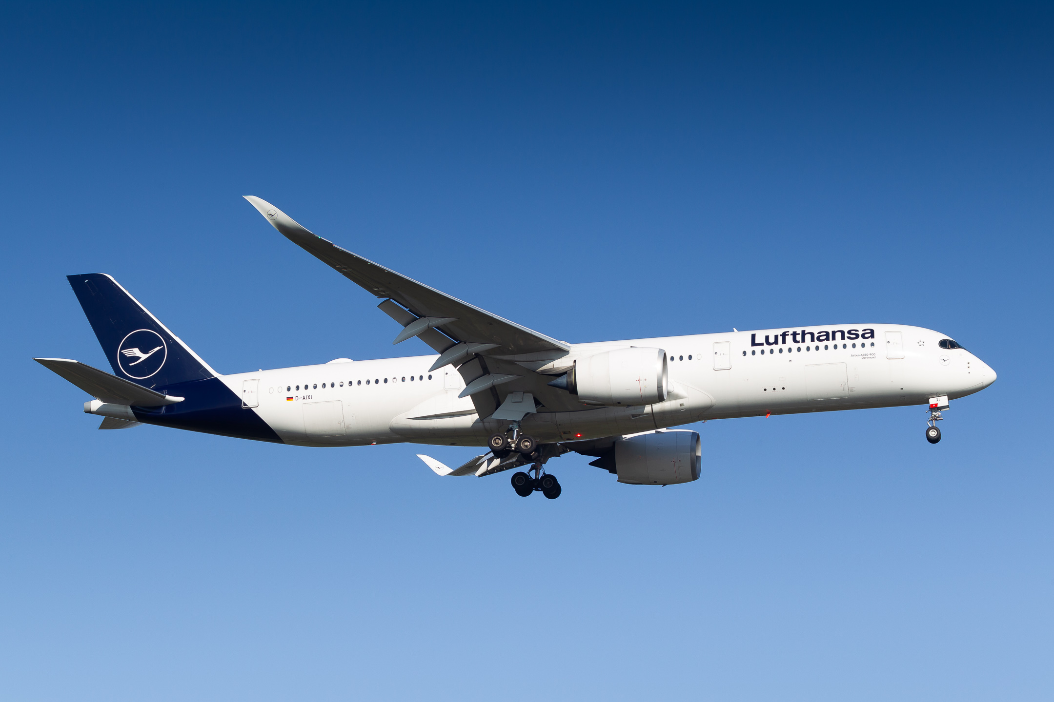 Lufthansa Airbus A350-900 "D-AIXI" on short final for runway 07R at Frankfurt Airport, October 2021