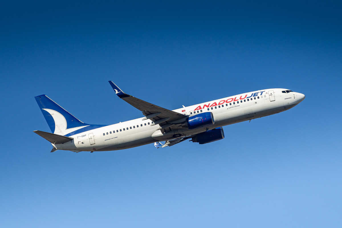 AnadoluJet Boeing 737-800 "TC-SBP" departing from runway 07C at Frankfurt Airport, October 2021