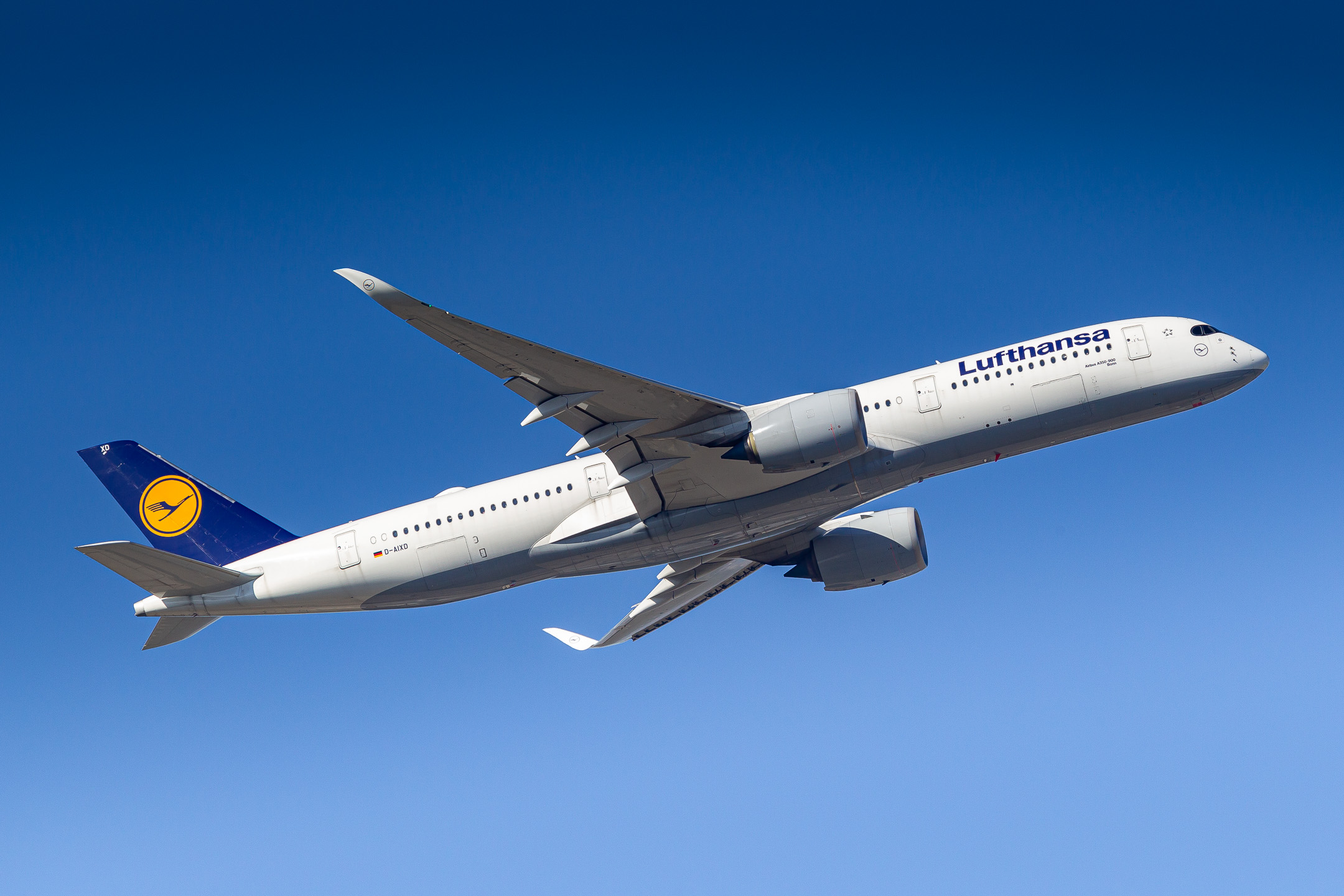 Lufthansa Airbus A350-900 "D-AIXD" departing from runway 07C at Frankfurt Airport, October 2021