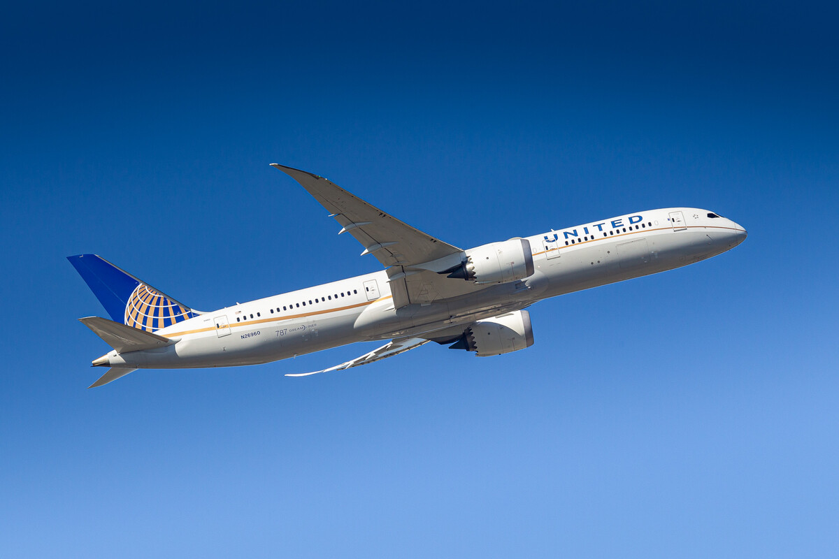 United Airlines Boeing 787-9 Dreamliner "N26960" departing from runway 07C at Frankfurt Airport, October 2021