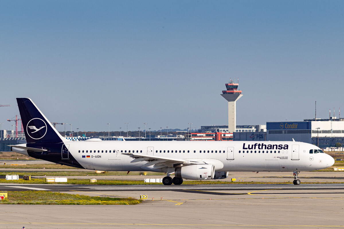 Lufthansa Airbus A321-200 "D-AIDN" lining up on runway 18 at Frankfurt Airport, October 2021