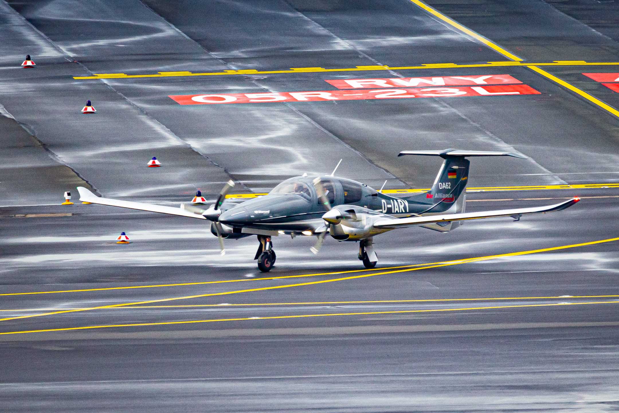 Air Alliance Diamond DA 62 (Registration "D-IARY") at Düsseldorf Airport / DUS