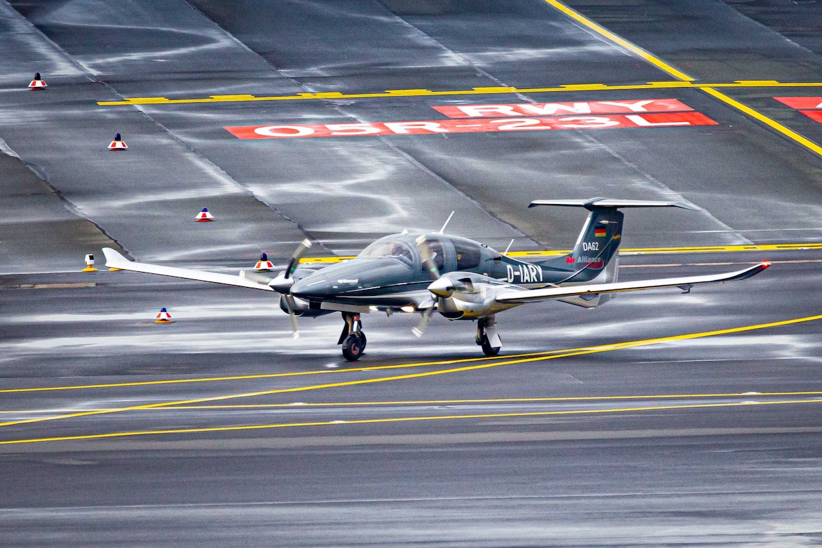 Air Alliance Diamond DA 62 (Registration "D-IARY") at Düsseldorf Airport / DUS