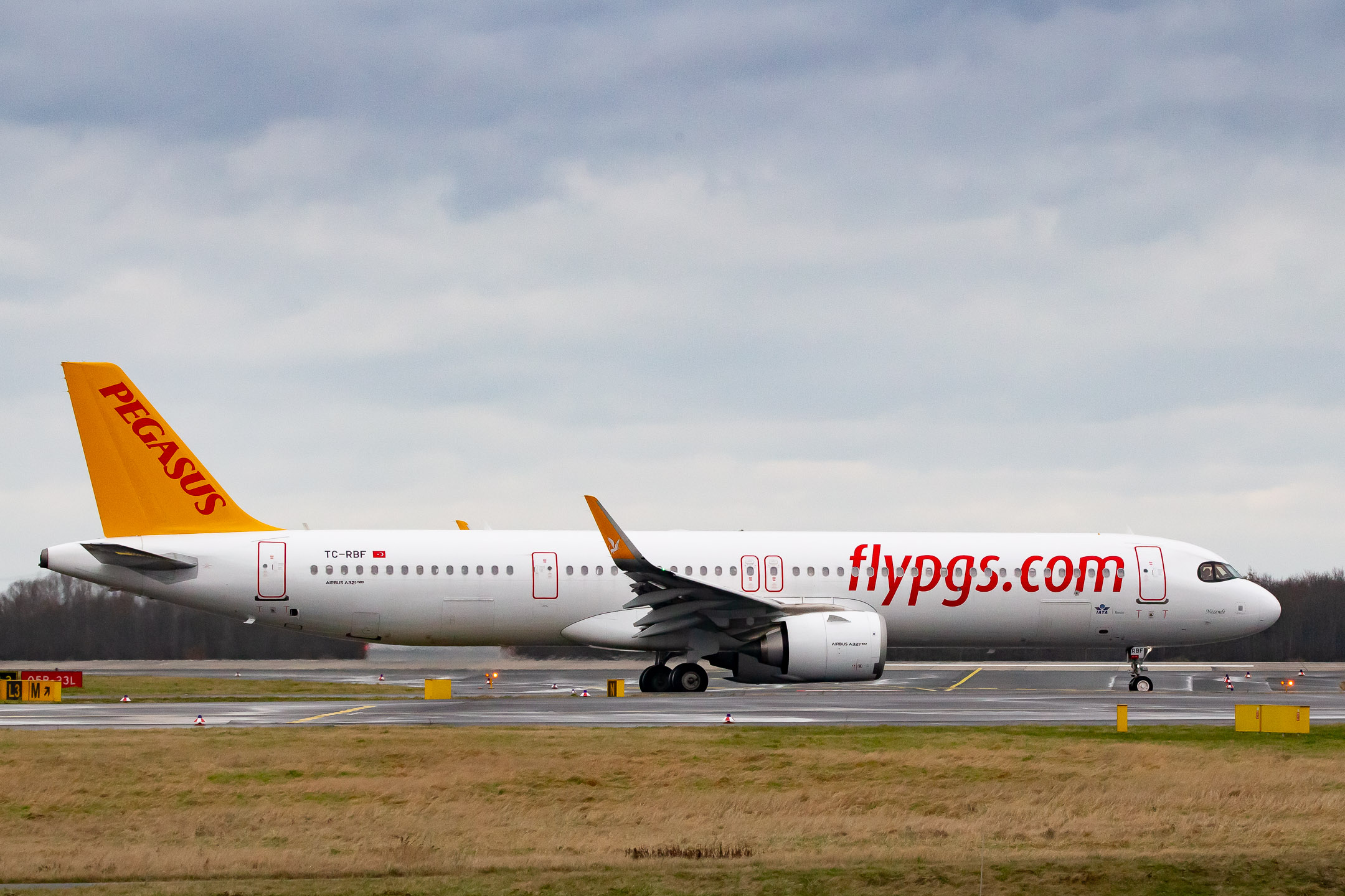 Pegasus Airlines Airbus A321-251 "TC-RBF" taxiing to holding point runway 23L at Düsseldorf Airport, January 2022