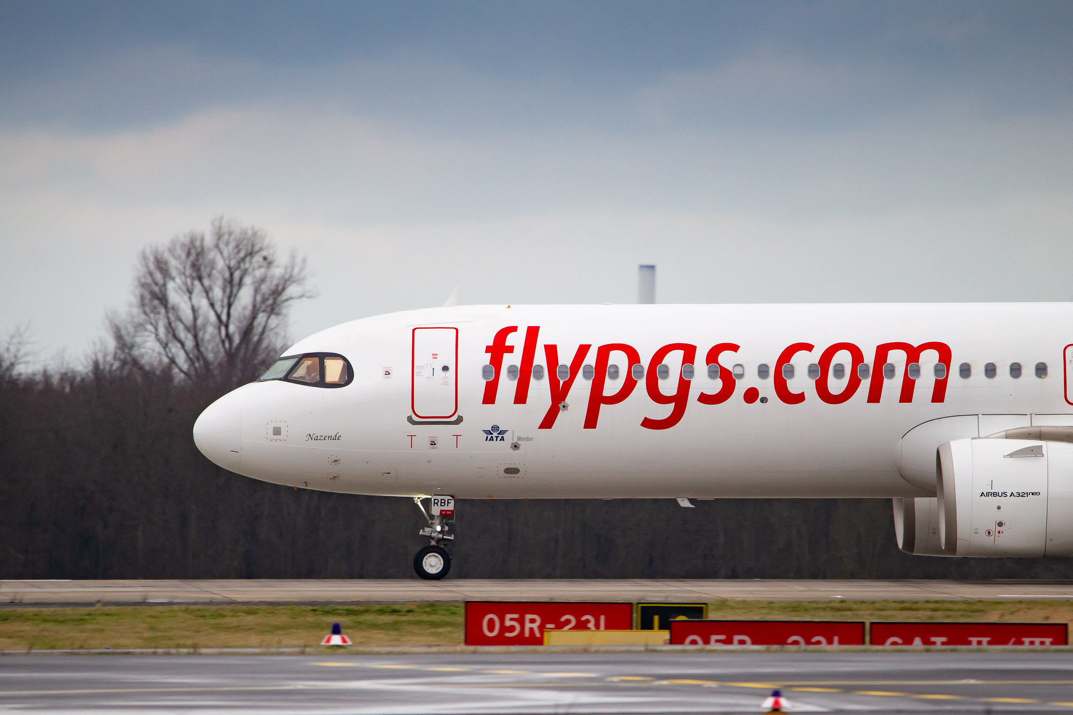 Pegasus Airlines Airbus A321-251 "TC-RBF" accelerating on runway 23L at Düsseldorf Airport, January 2022