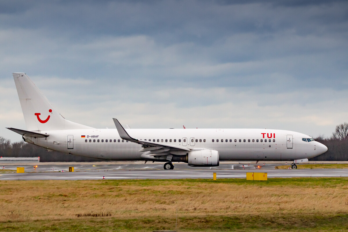 Tuifly Boeing 737-86J(WL) "D-ABAF" taxiing to holding point runway 23L at Düsseldorf Airport