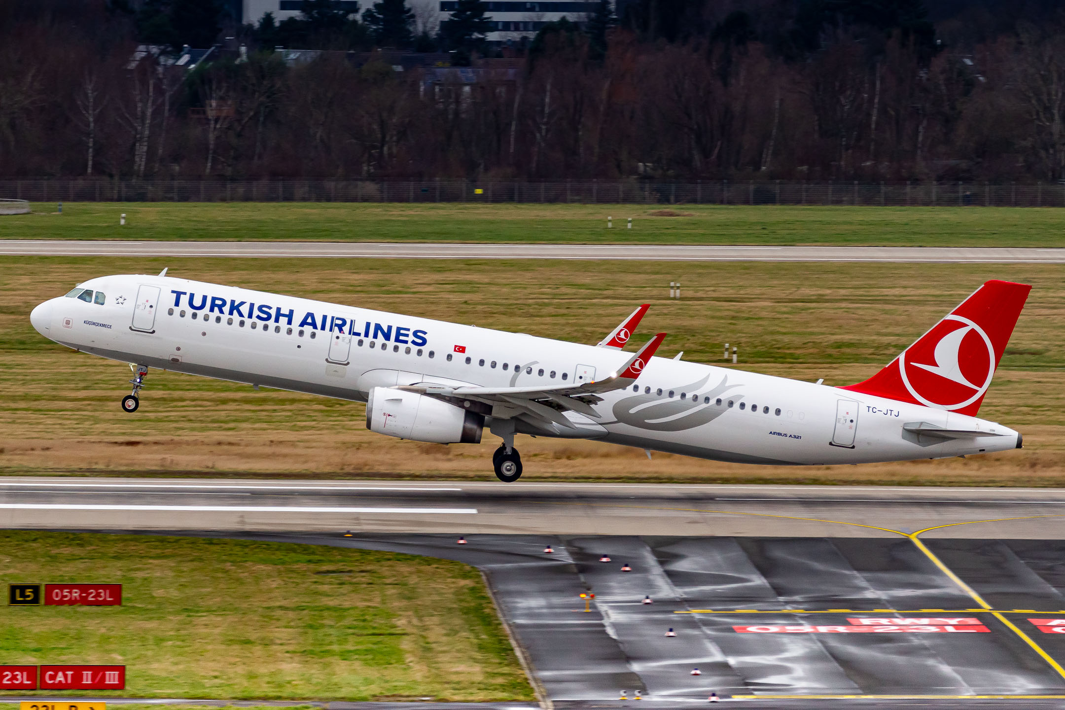 Turkish Airlines Airbus A321-231(WL) "TC-JTJ" taking off from runway 23L at Düsseldorf Airport, January 2022