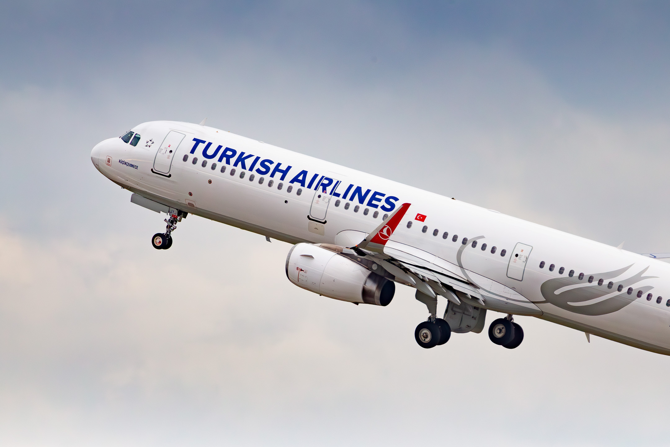 Turkish Airlines Airbus A321-231(WL) "TC-JTJ" right after takeoff from runway 23L at Düsseldorf Airport, January 2022