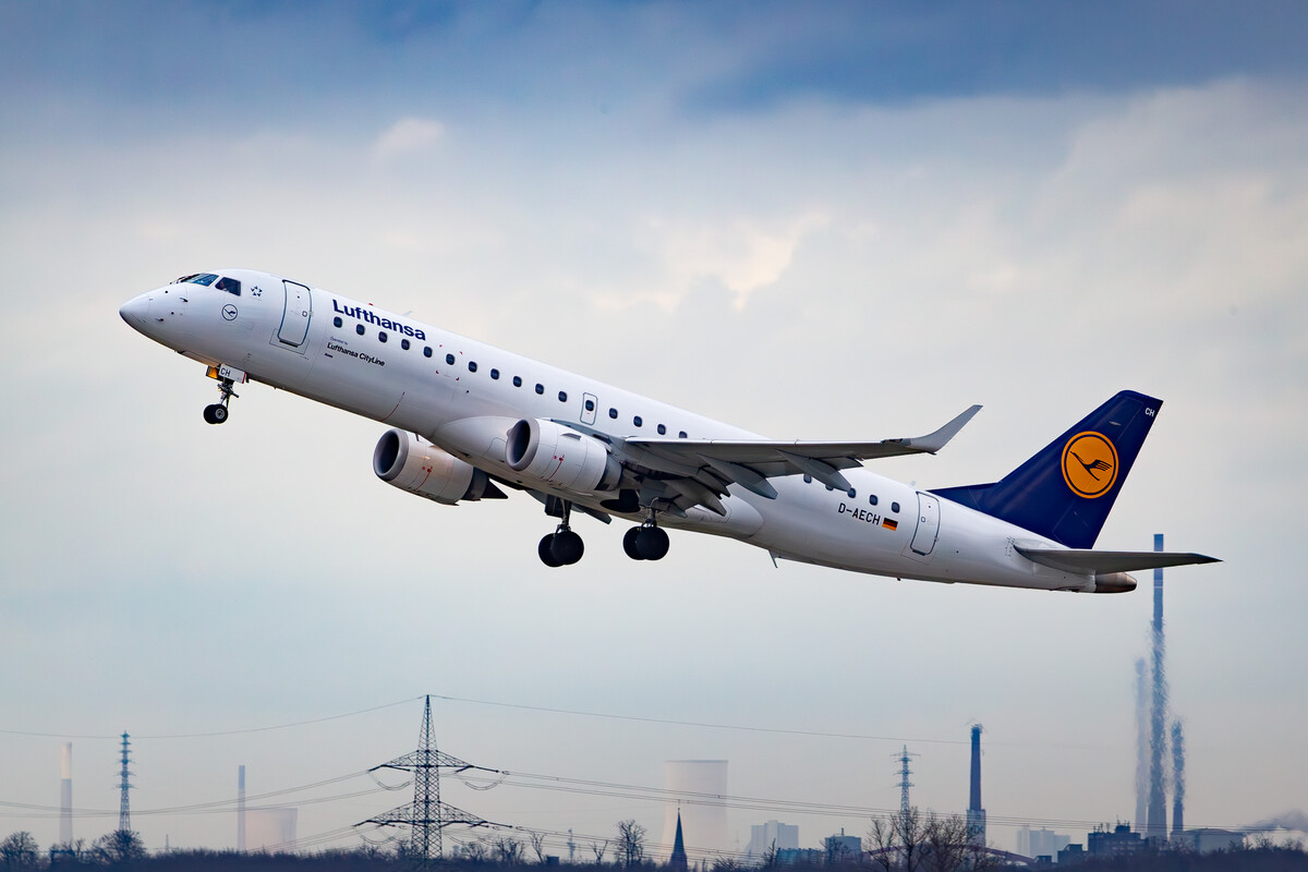 Lufthansa Embraer ERJ-190LR "D-AECH" taking off from runway 23L at Düsseldorf Airport, January 2022