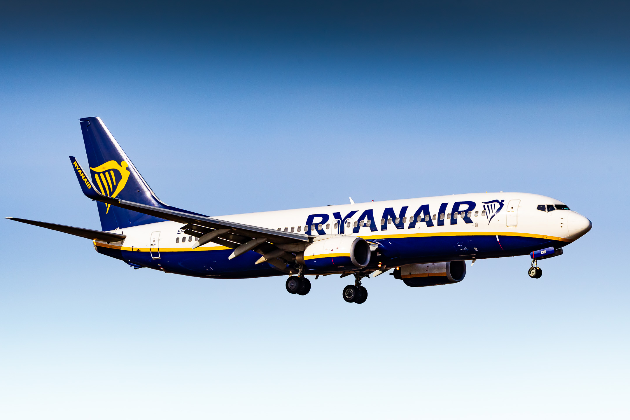 Ryanair Boeing 737-800 "EI-EMD" on short final for runway 07 right at Frankfurt Airport on a cold but clear winter morning, February 2022