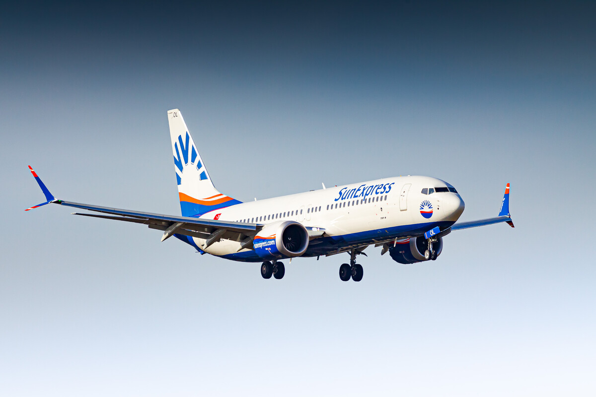 SunExpress Boeing 737 MAX 8 ("TC-SOL") coming in on runway 07 right at Frankfurt Airport on a clear and cold winter morning, February 2022