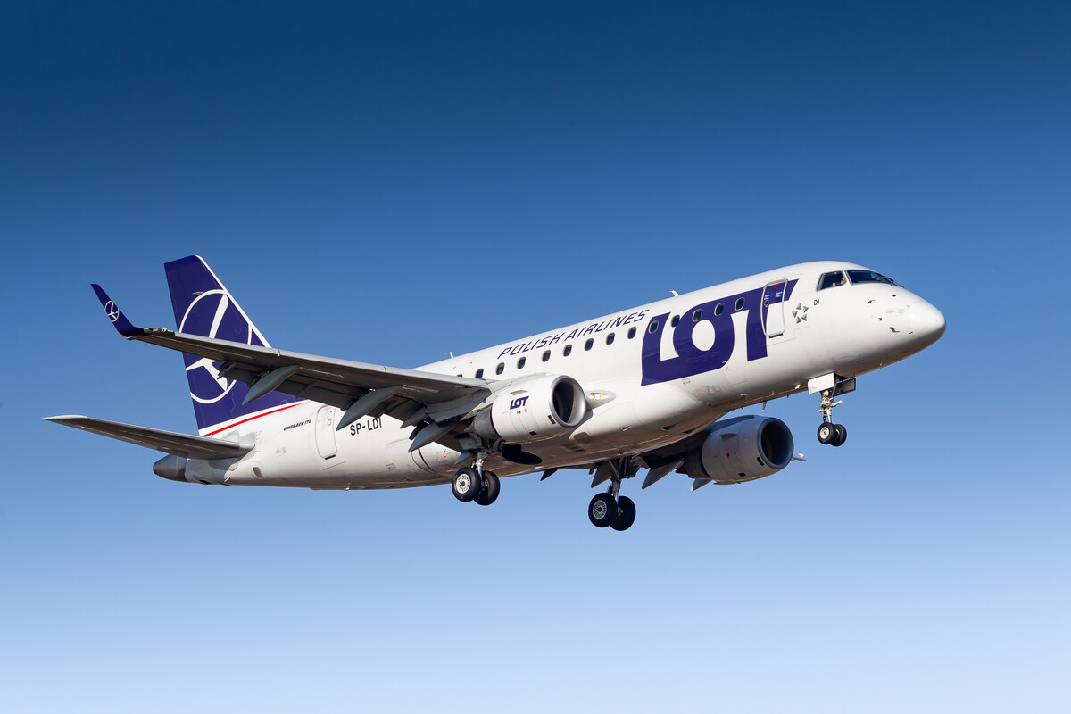 LOT - Polish Airlines Embraer ERJ-170 "SP-LDI" on short final for runway 07 left at Frankfurt Airport on a cold and sunny winter morning, February 2022