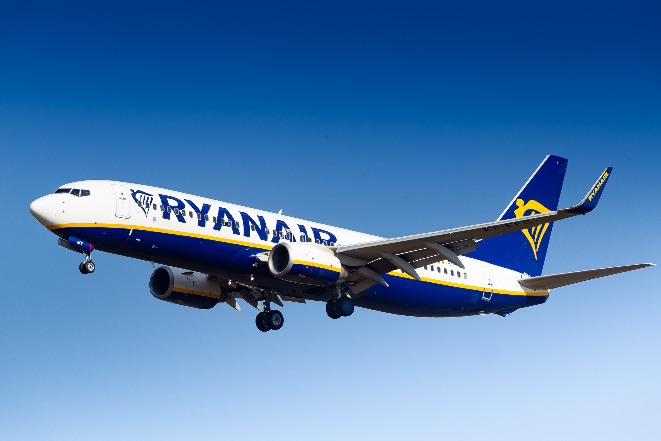 Ryanair Boeing 737-800 "EI-EFE" on short final for runway 32R at Köln Bonn Airport on a warm and sunny spring afternoon, April 2022