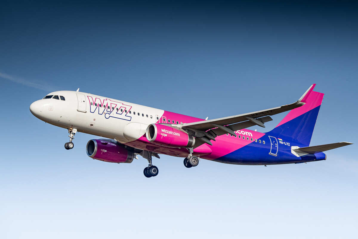 Wizz Air Airbus A320-200 on short final for runway 32R on a sunny spring afternoon, April 2022