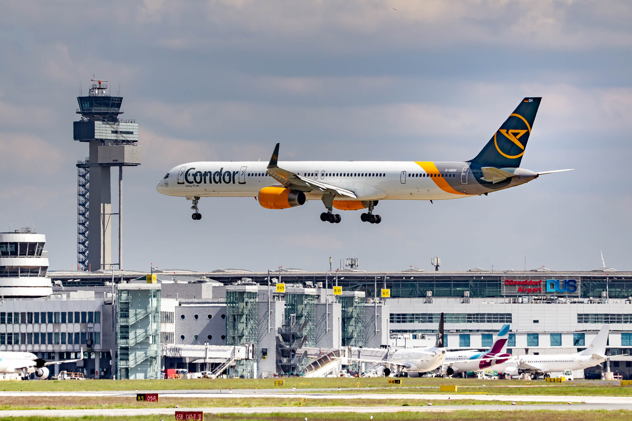 Condor Boeing 757 (Registration "D-ABOH") at Düsseldorf Airport / DUS