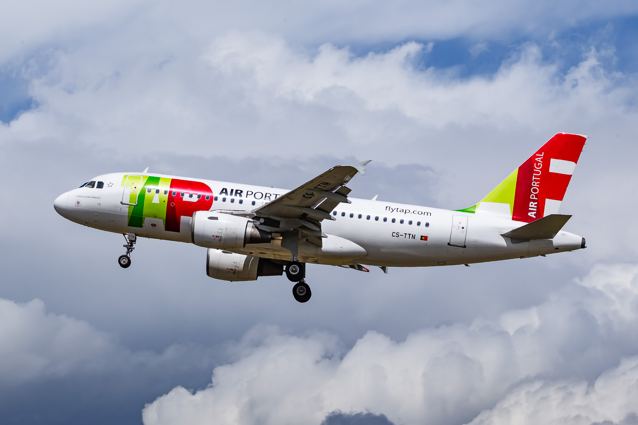 TAP Air Portugal Airbus A319-100 on short final for runway 23L at Düsseldorf Airport, June 2022.