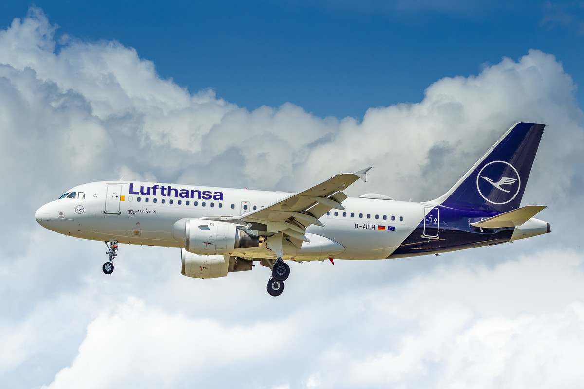 Lufthansa Airbus 319 "D-AILH" coming in on runway 23L at Düsseldorf International Airport on a cloudy summer afternoon, June 2022.