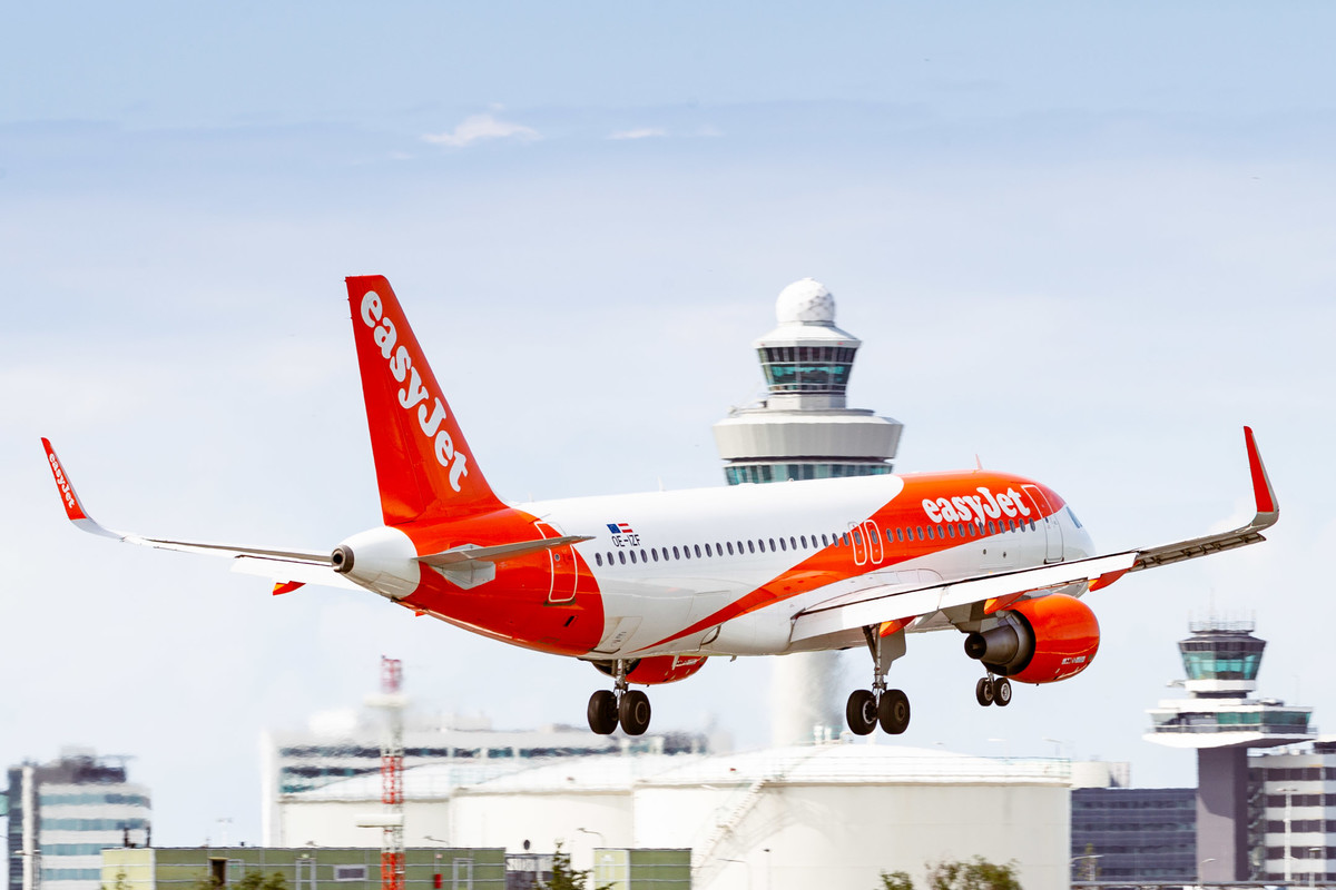 Easyjet Airbus A320 (Registration "OE-IZF") at Amsterdam Schiphol Airport / AMS