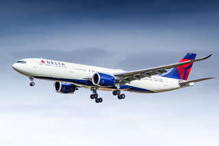 Delta Airbus A330 (Amsterdam Schiphol Airport / AMS)