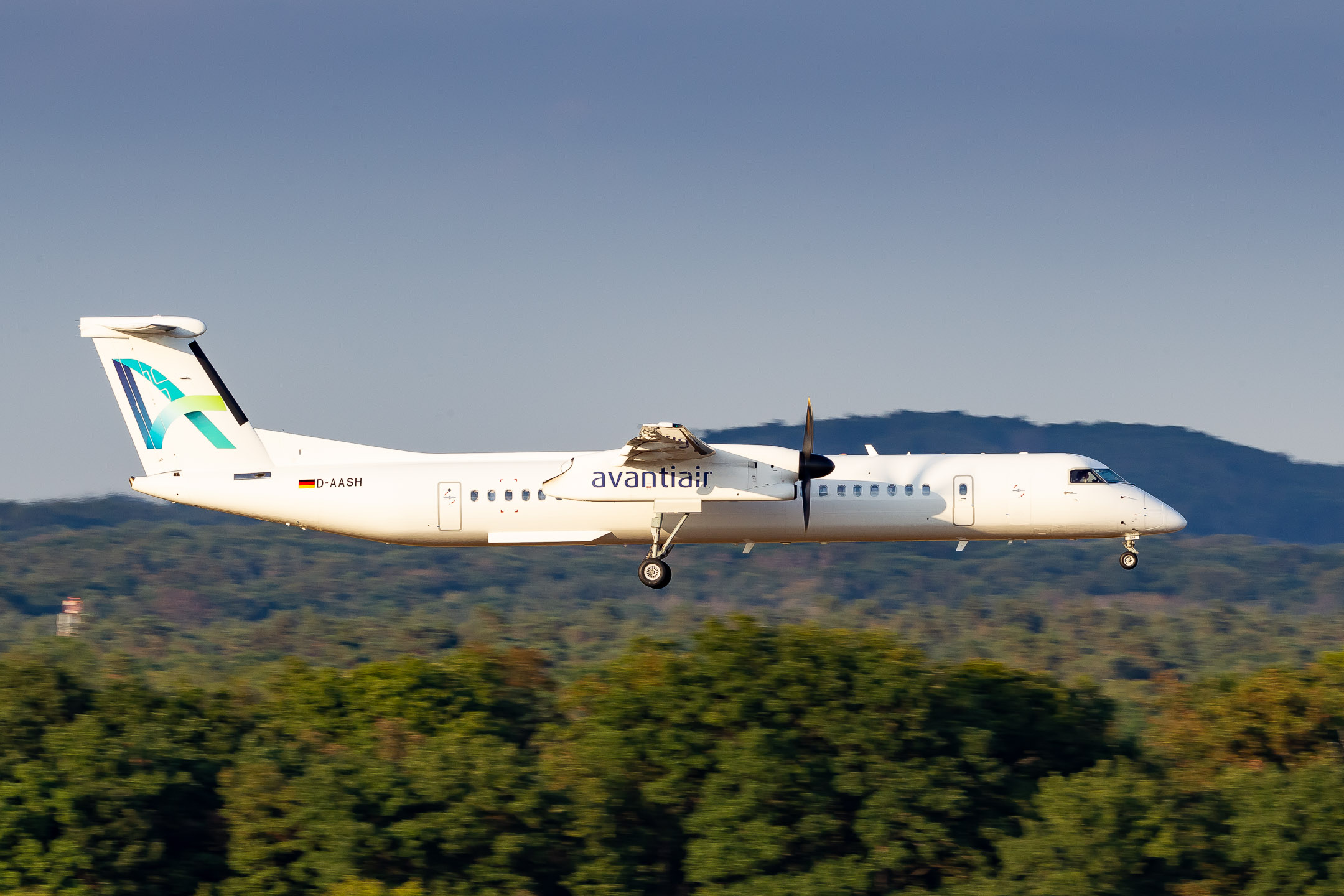 Bombardier DHC-8-400 "D-AASH" of Avanti Air coming in hot on short final for runway 14L at Köln Bonn Airport, August 2022.