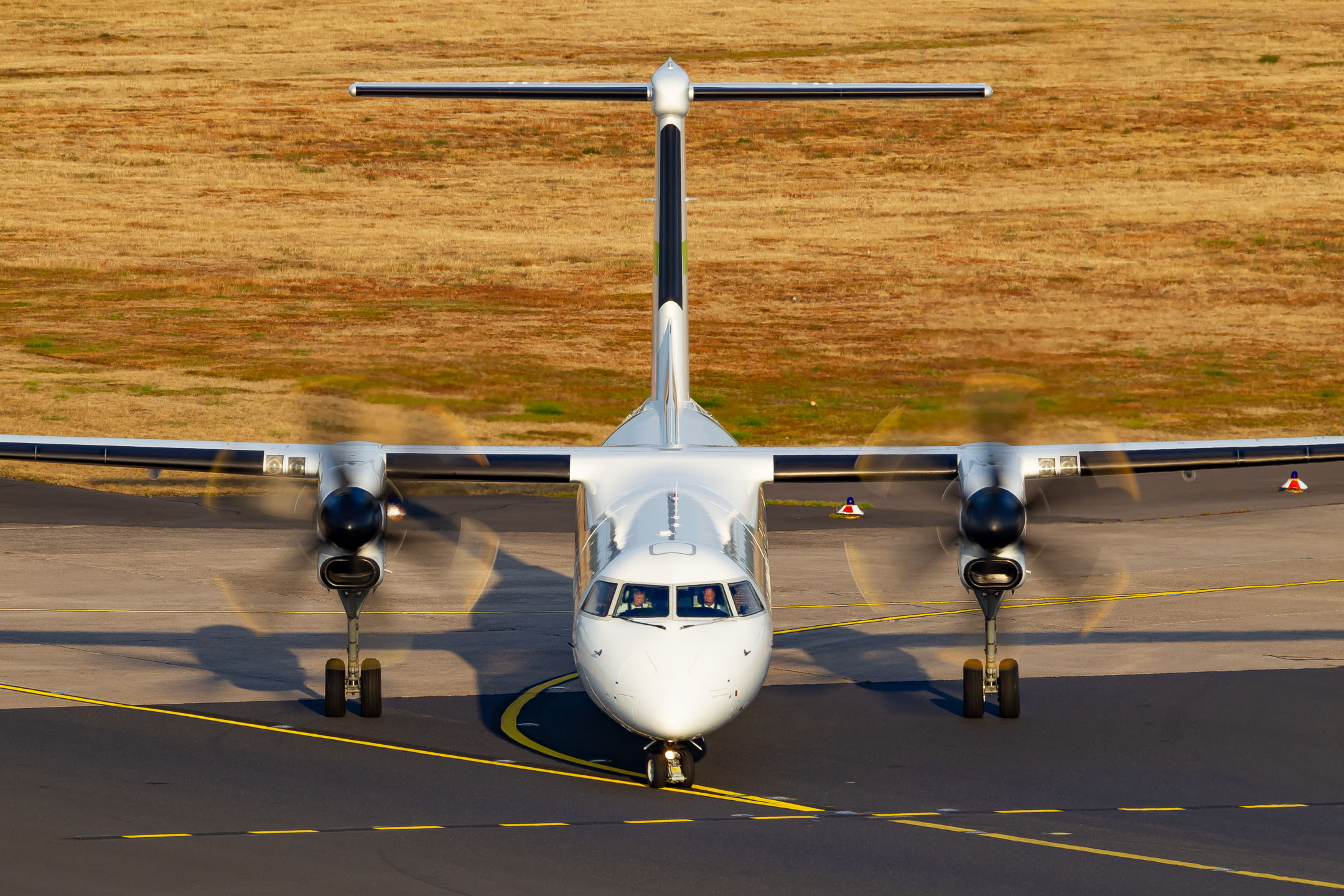 Avanti Air Bombardier DHC-8-400 (Registration "D-AASH") at Köln Bonn Airport / CGN