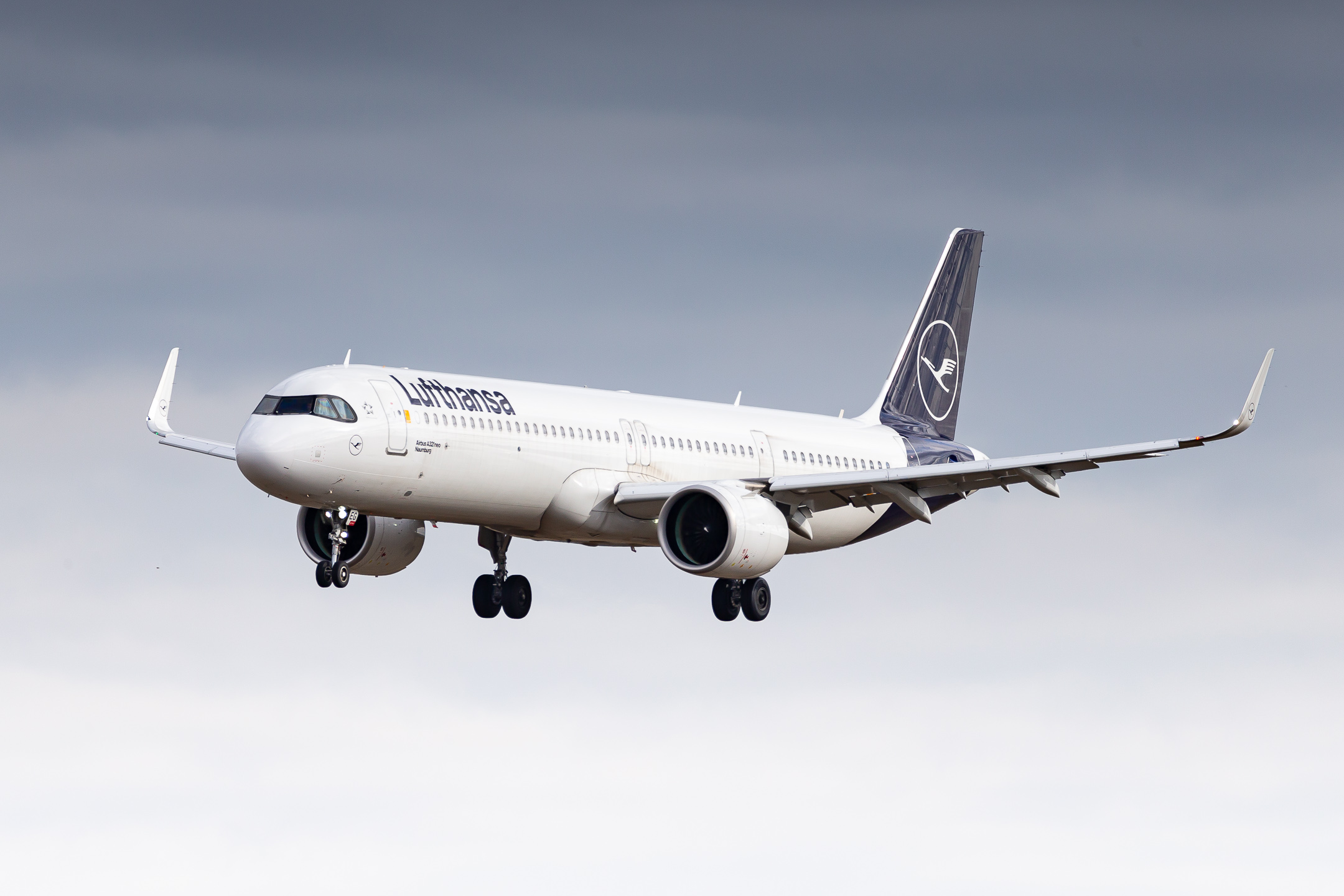 Lufthansa Airbus A321neo "D-AIEG" named after the City of Naumburg short before touchdown on runway 26L at München Airport, February 2023